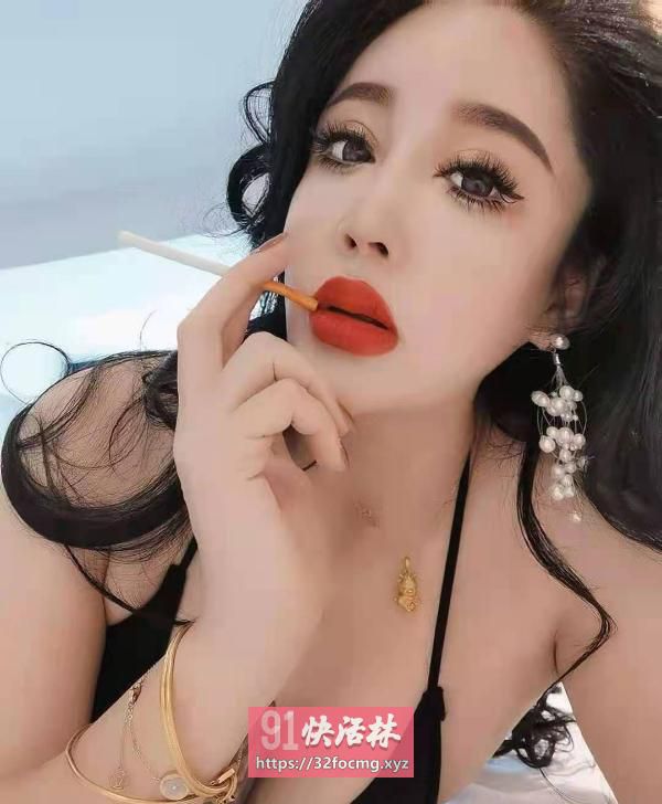 有纹身的长腿美女