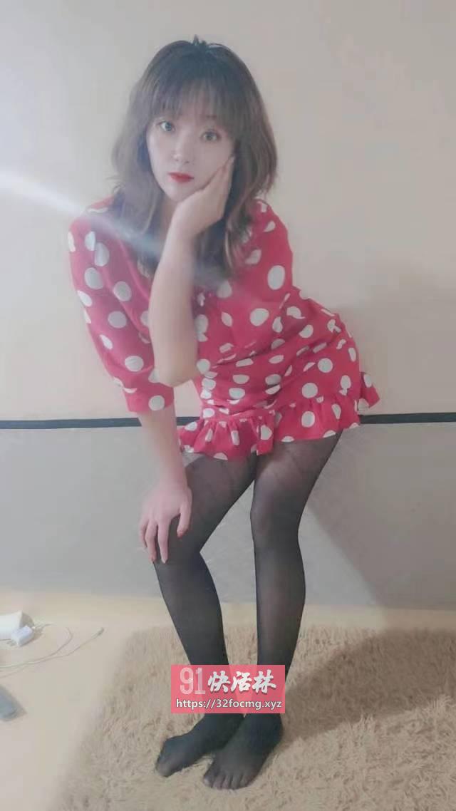 小妹妹阴帝没舔两下淫水泛浪