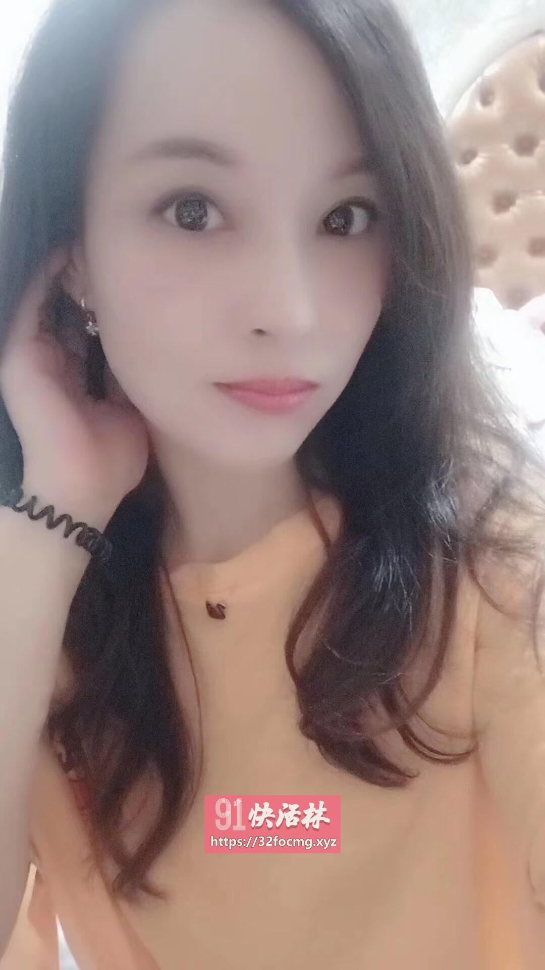 身材挺棒的少妇