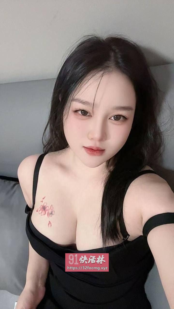 大眼旗袍少妇