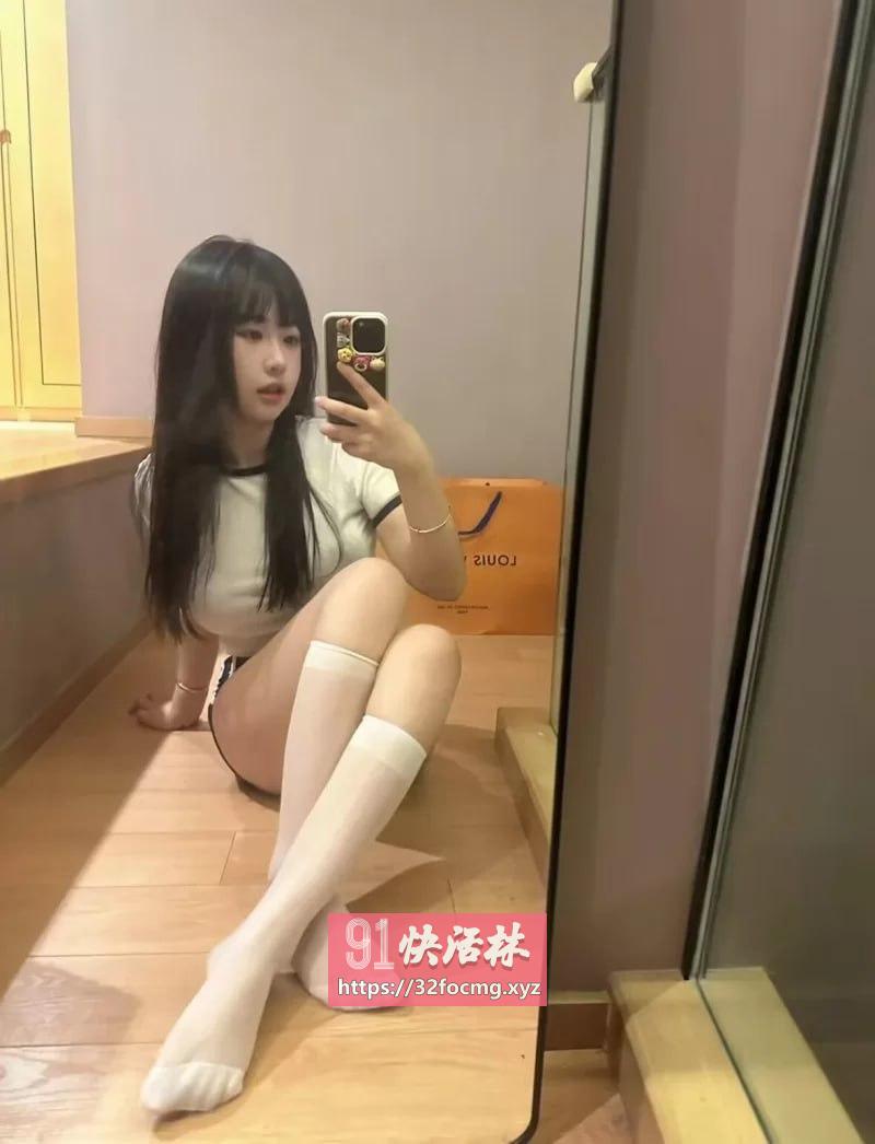 赣州大胸白虎嫩妹乖巧可爱