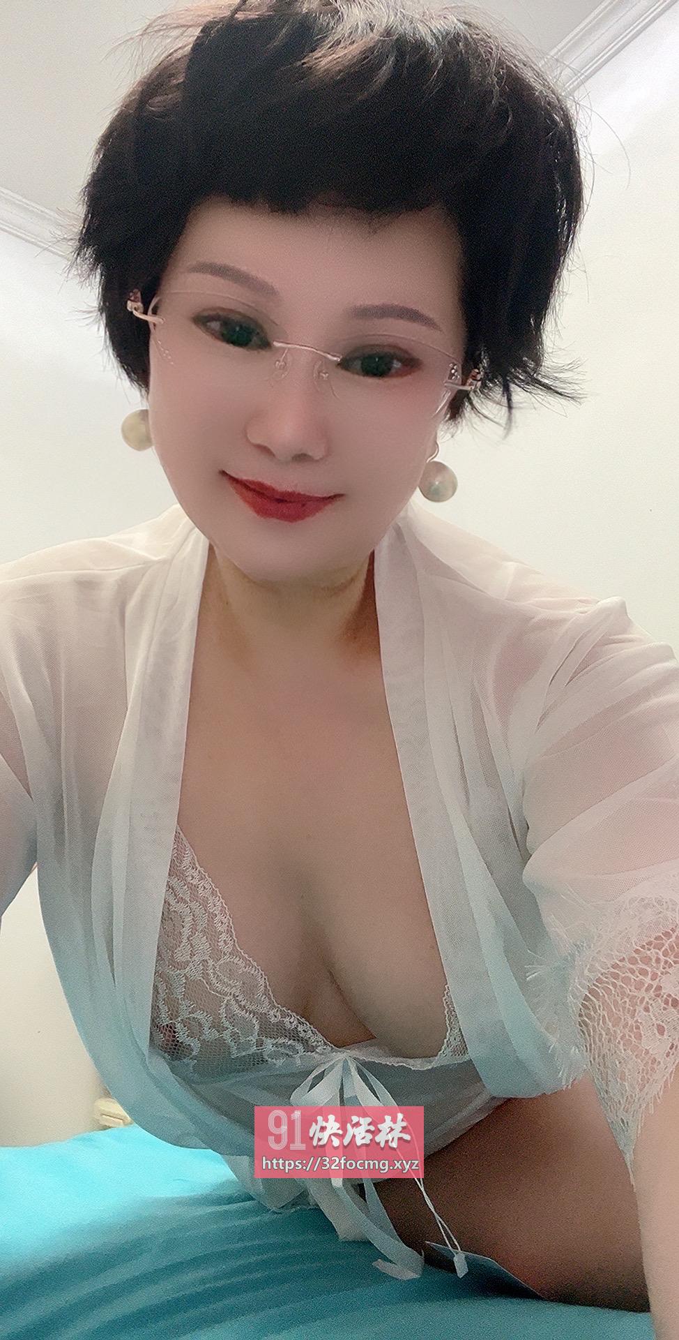 眼镜短发知性少妇