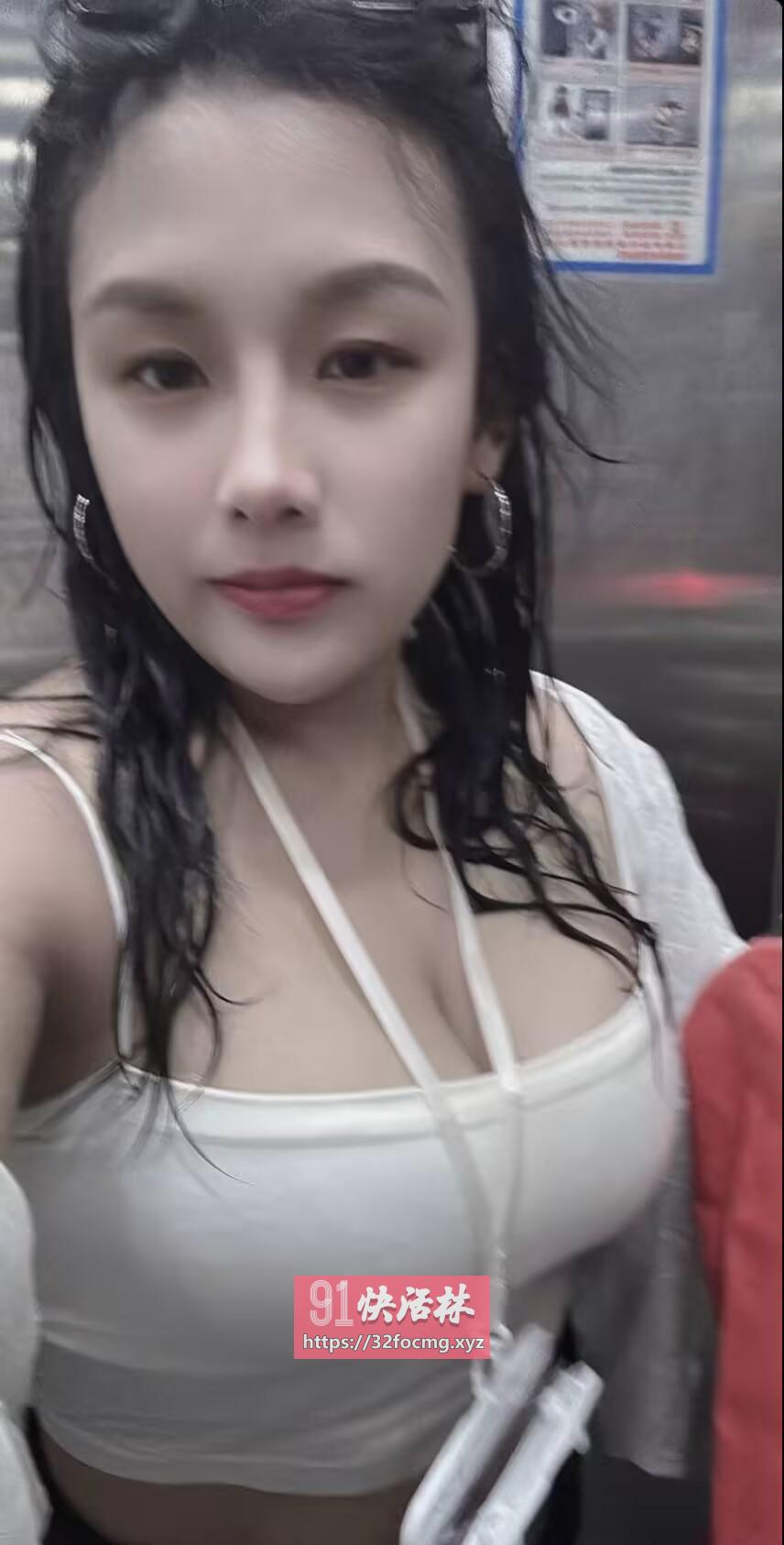 前凸后翘高颜值的小姐姐