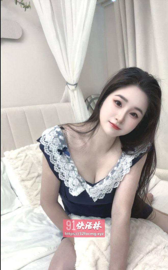 奔放美女穿开裆黑丝服务