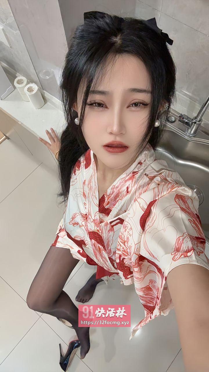 大胸黑丝性感风骚人妻