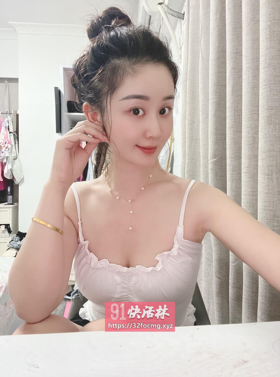 西青肤白苗条大长腿御姐