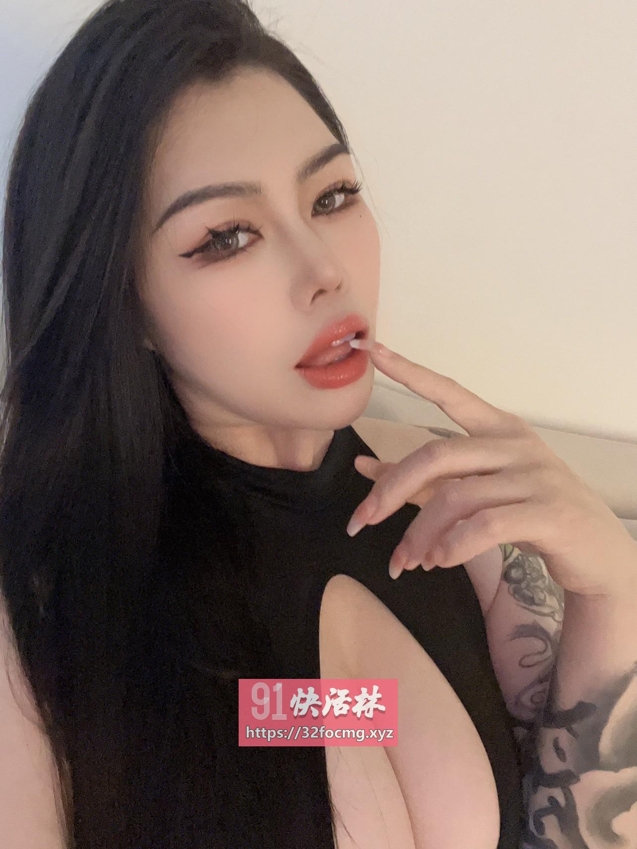 花臂G奶肥臀少妇