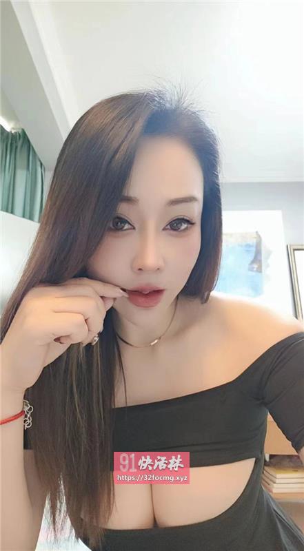 白嫩少妇，满大胸