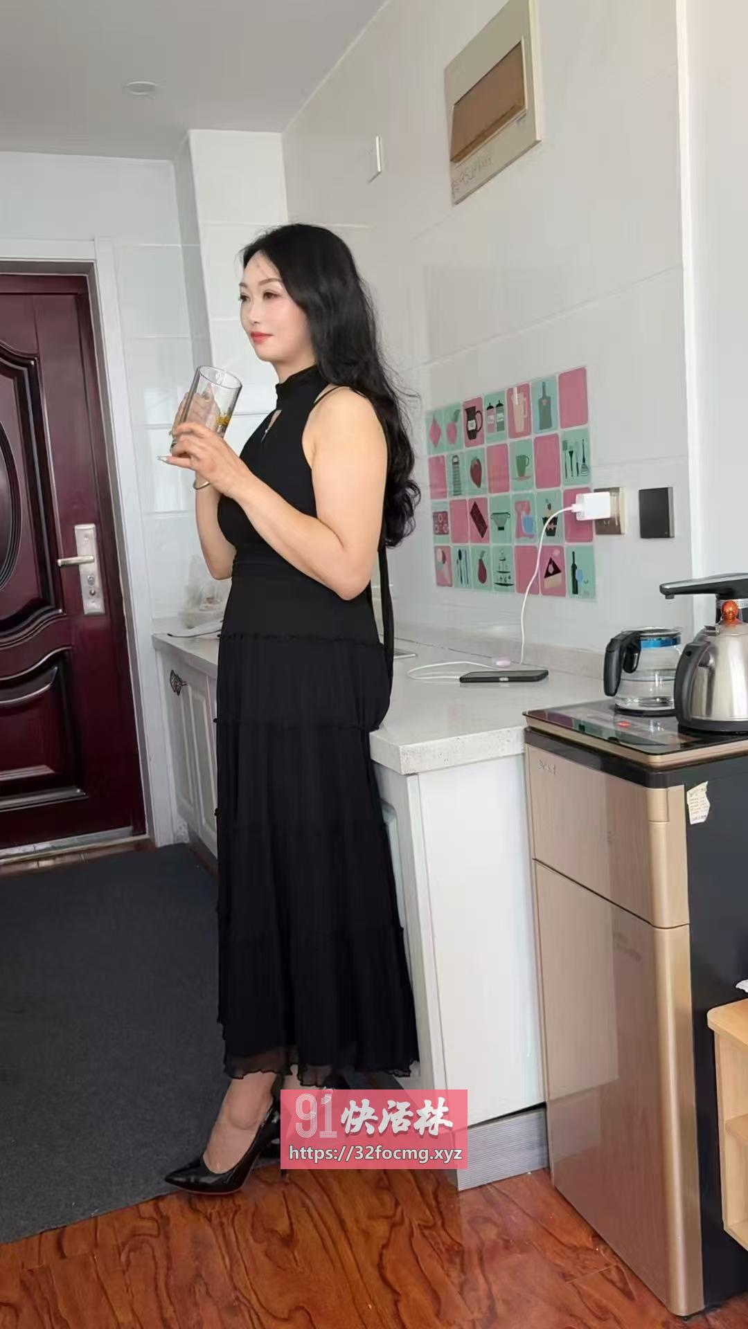 学府地铁A口附近妞妞