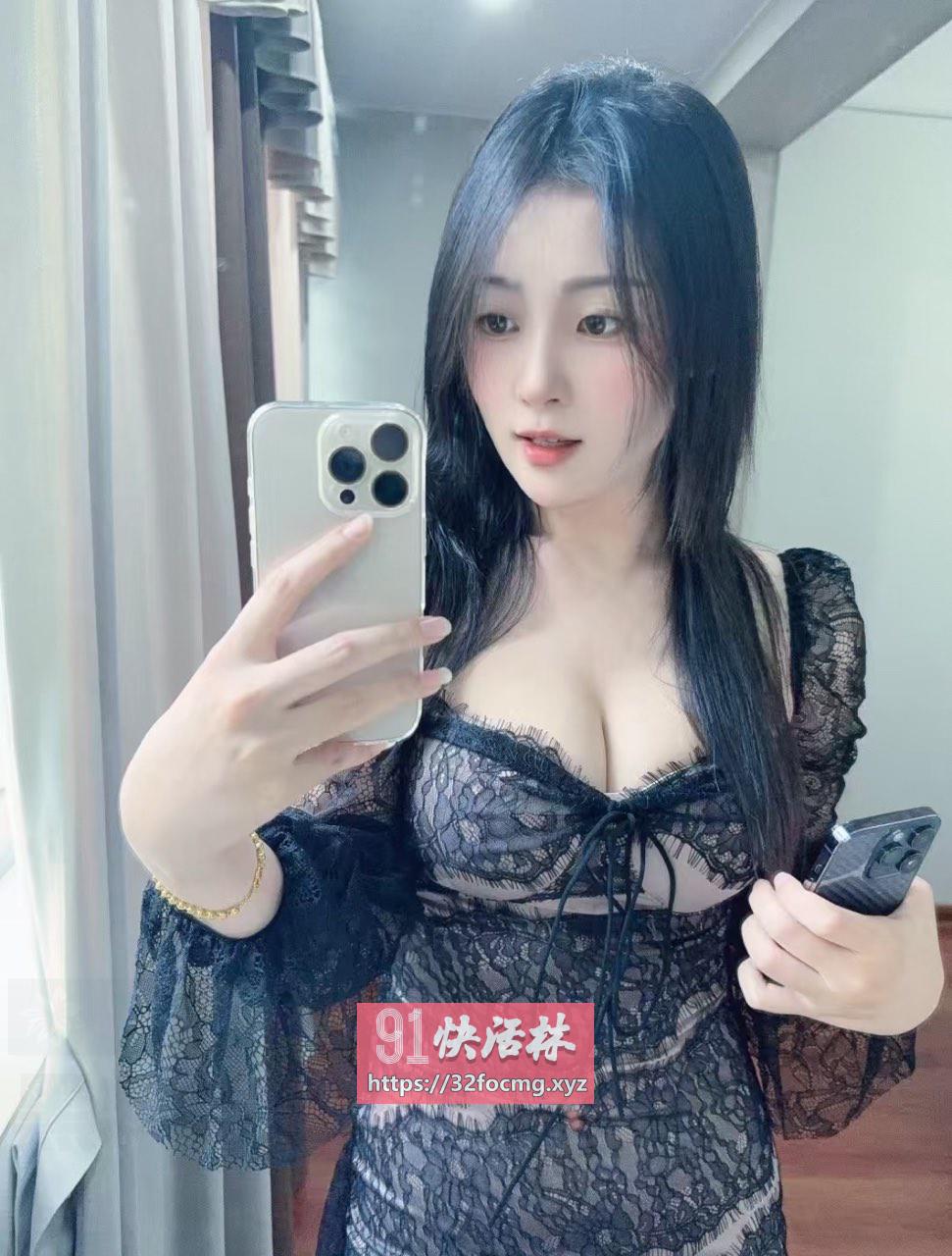 白嫩少妇妩媚又风情