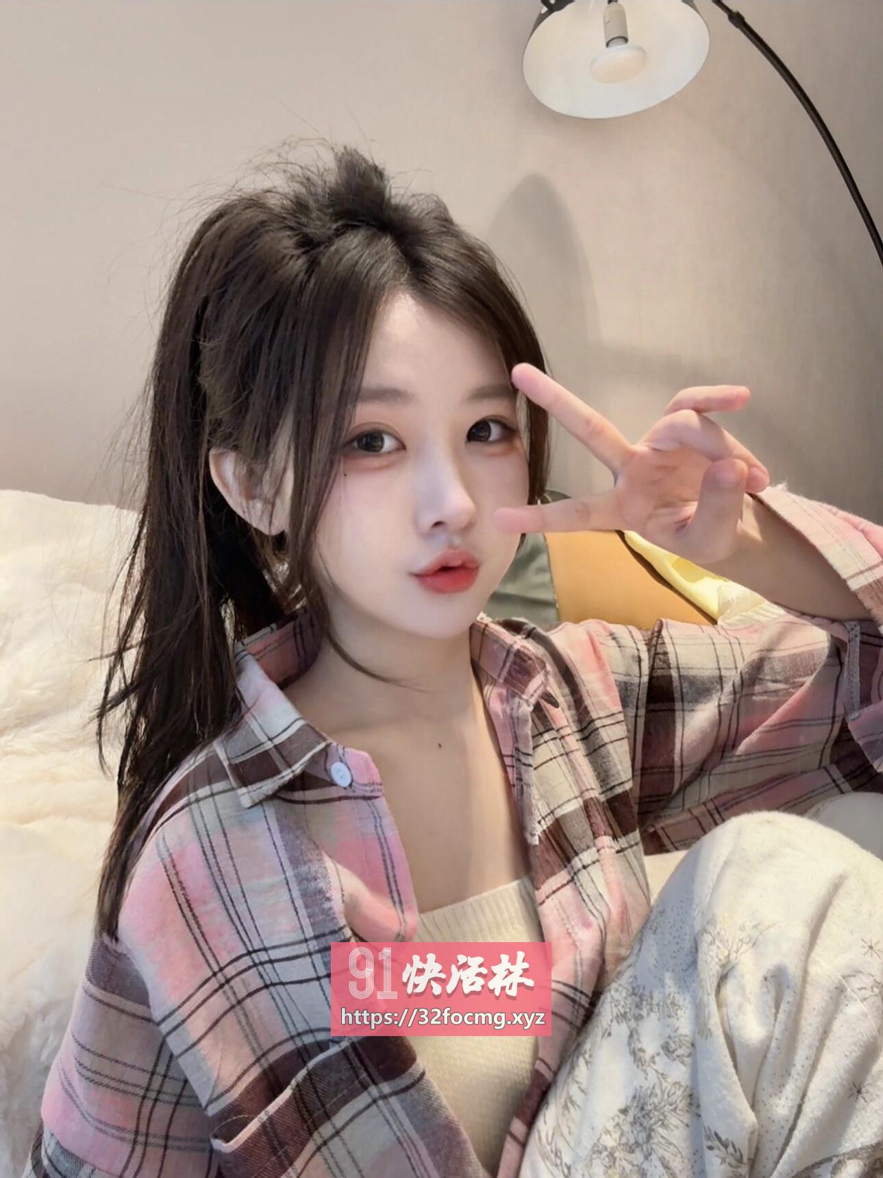 清纯白虎小妹芯芯刚下水