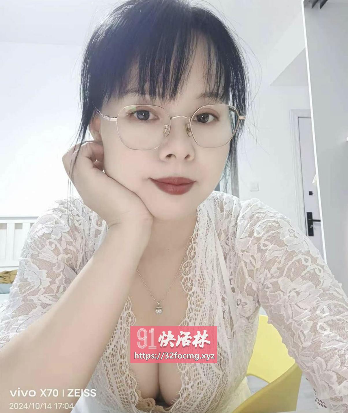 合庆小身材眼镜熟女