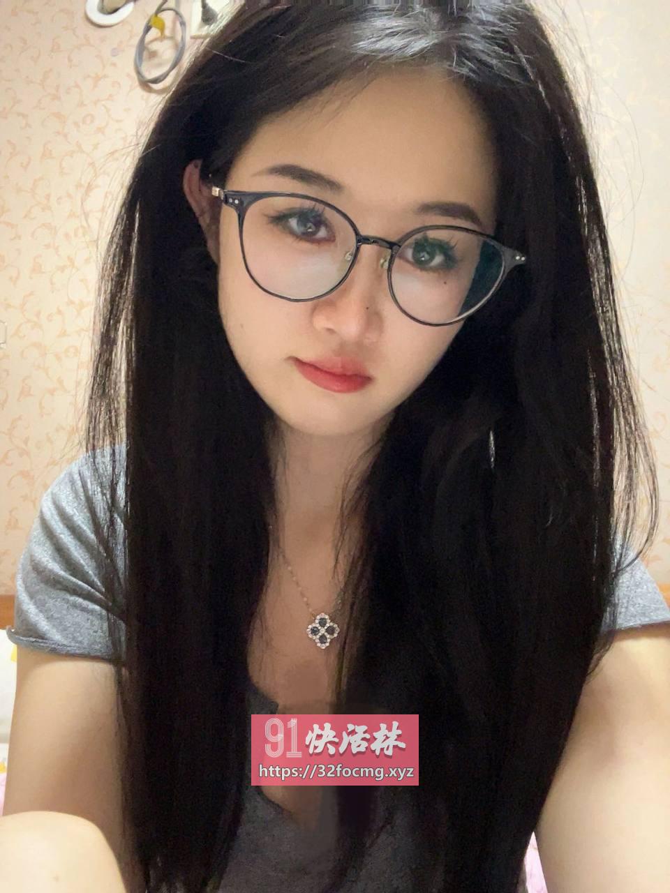 反差眼镜妹三房公寓