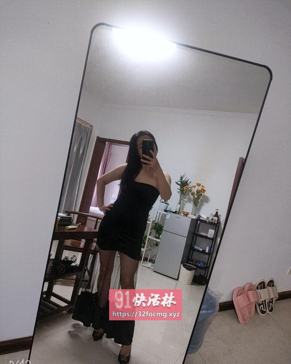 妹子甜甜的笑容和好身材