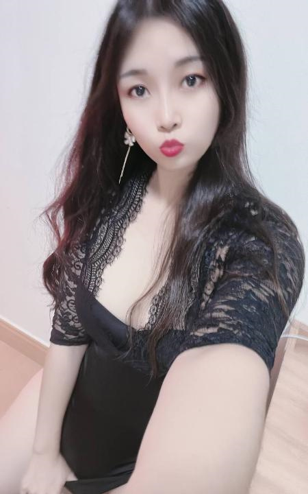 黑丝翘臀佳丽
