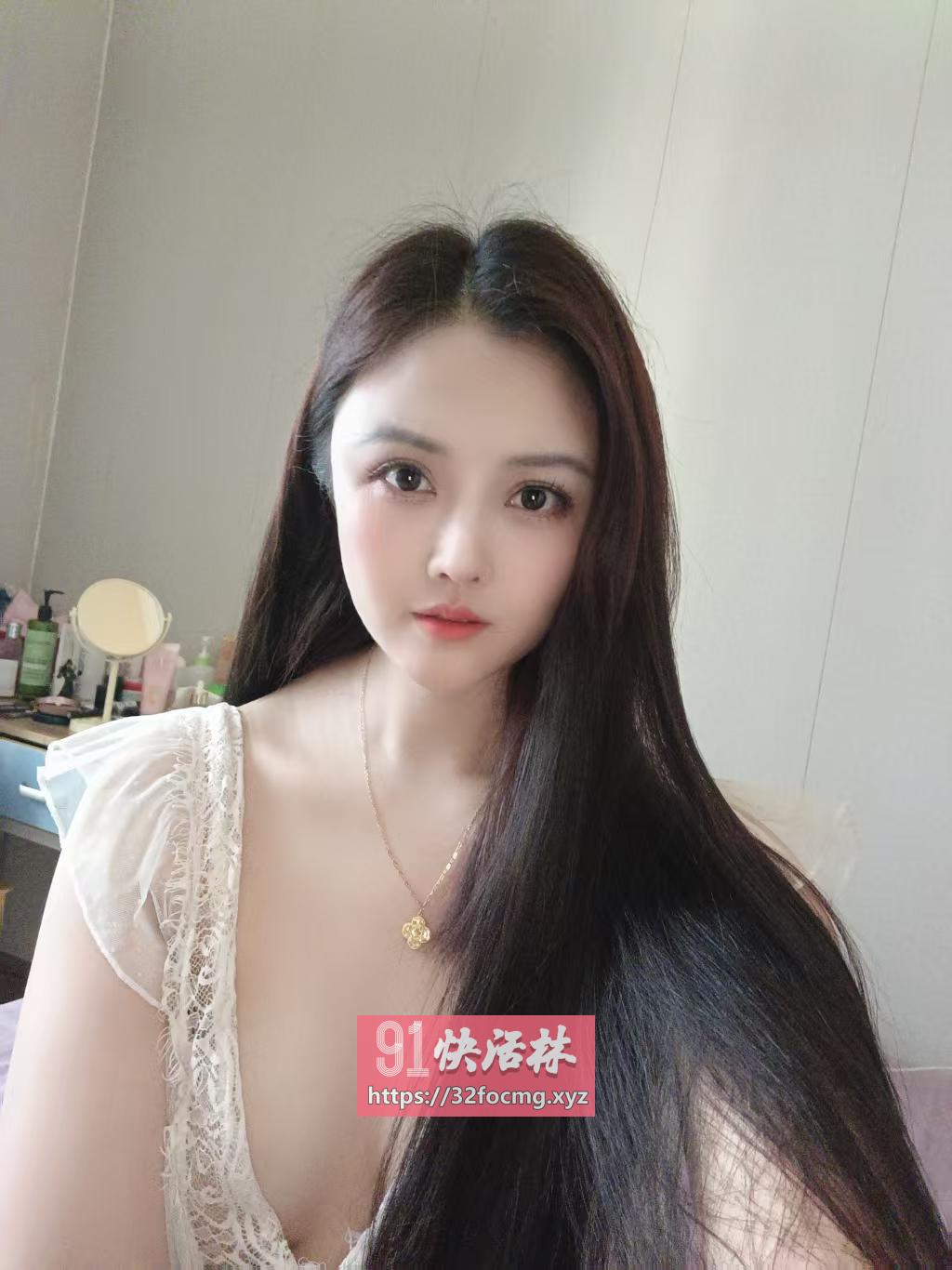 肤白大奶李一桐