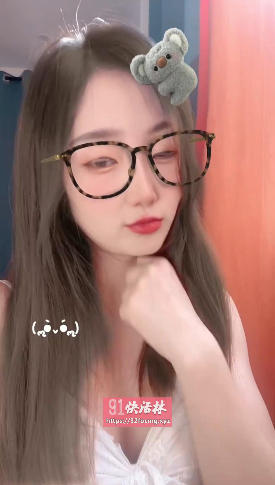 丰满性感翘臀美女