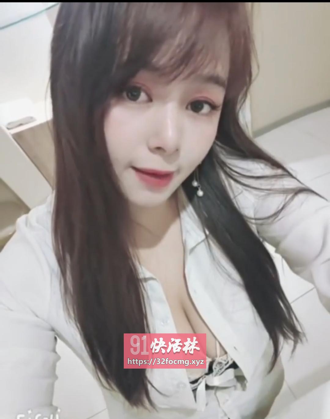 丝袜肥臀风骚大奶妹