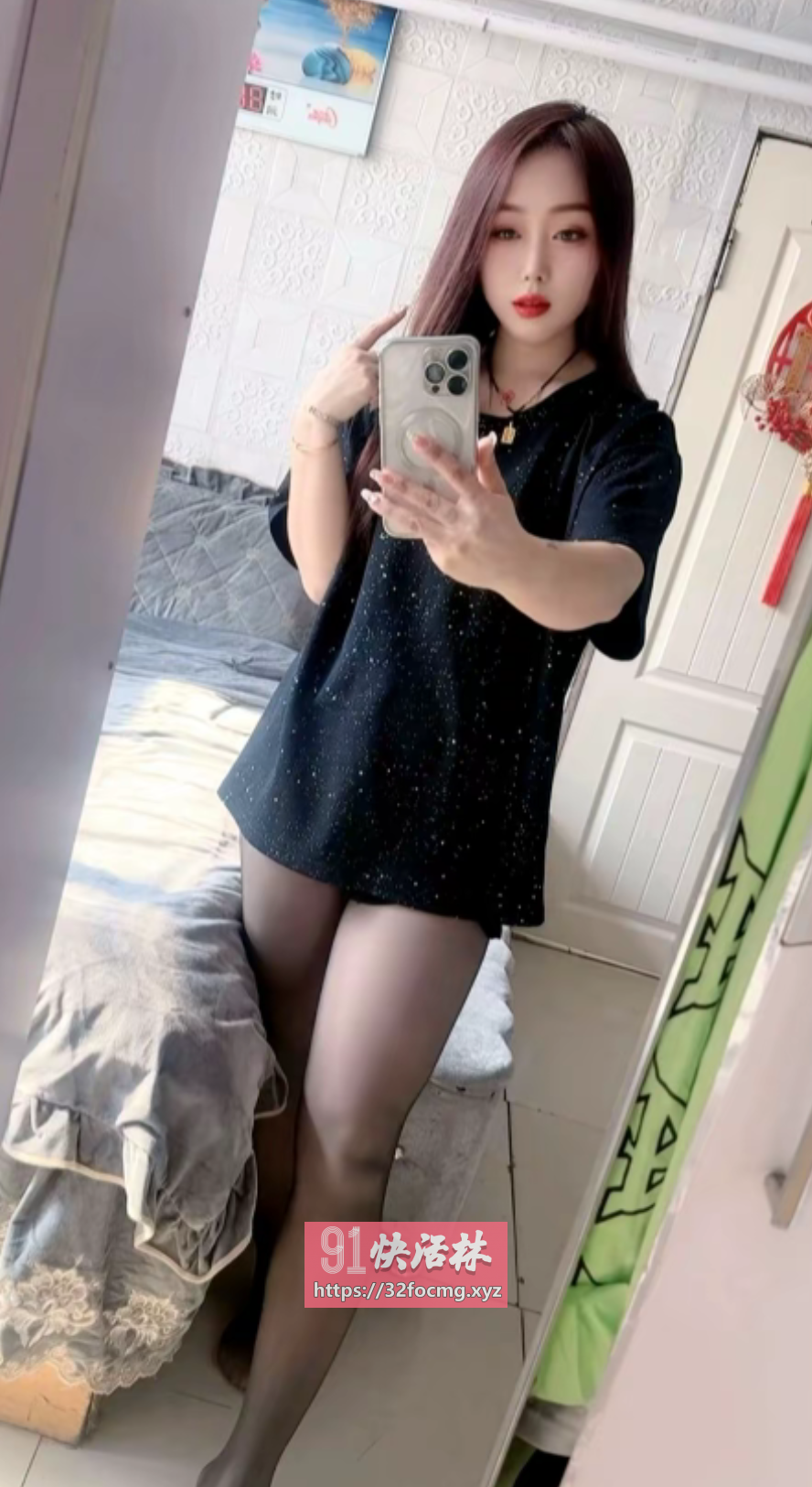 丝袜舌吻妹子里面夹得很紧