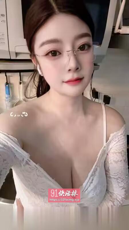 反差眼镜妹