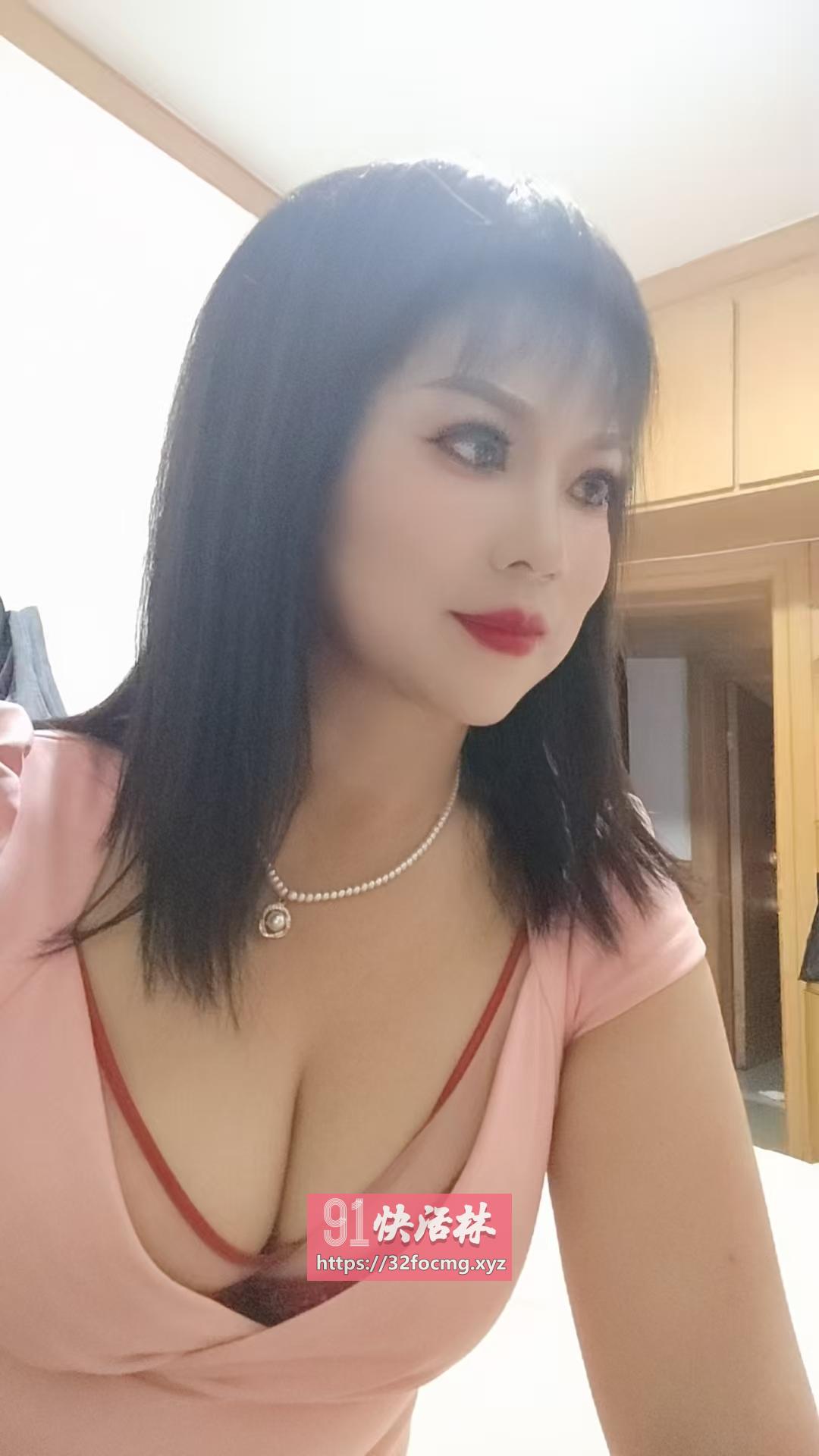 大白臀大奶少妇