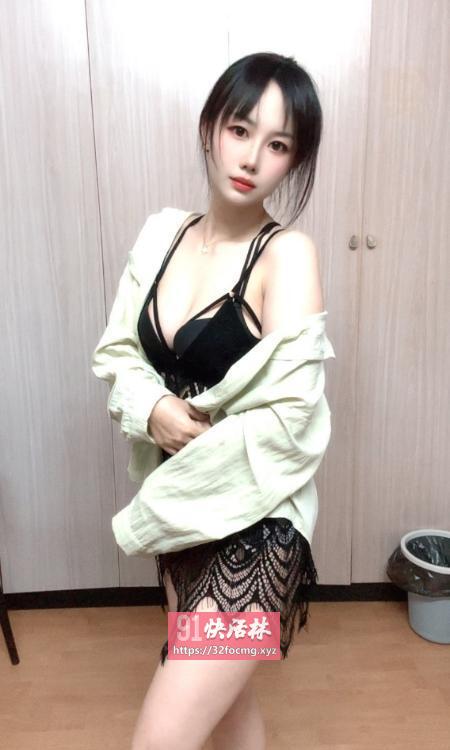 年轻开朗小嫩妹
