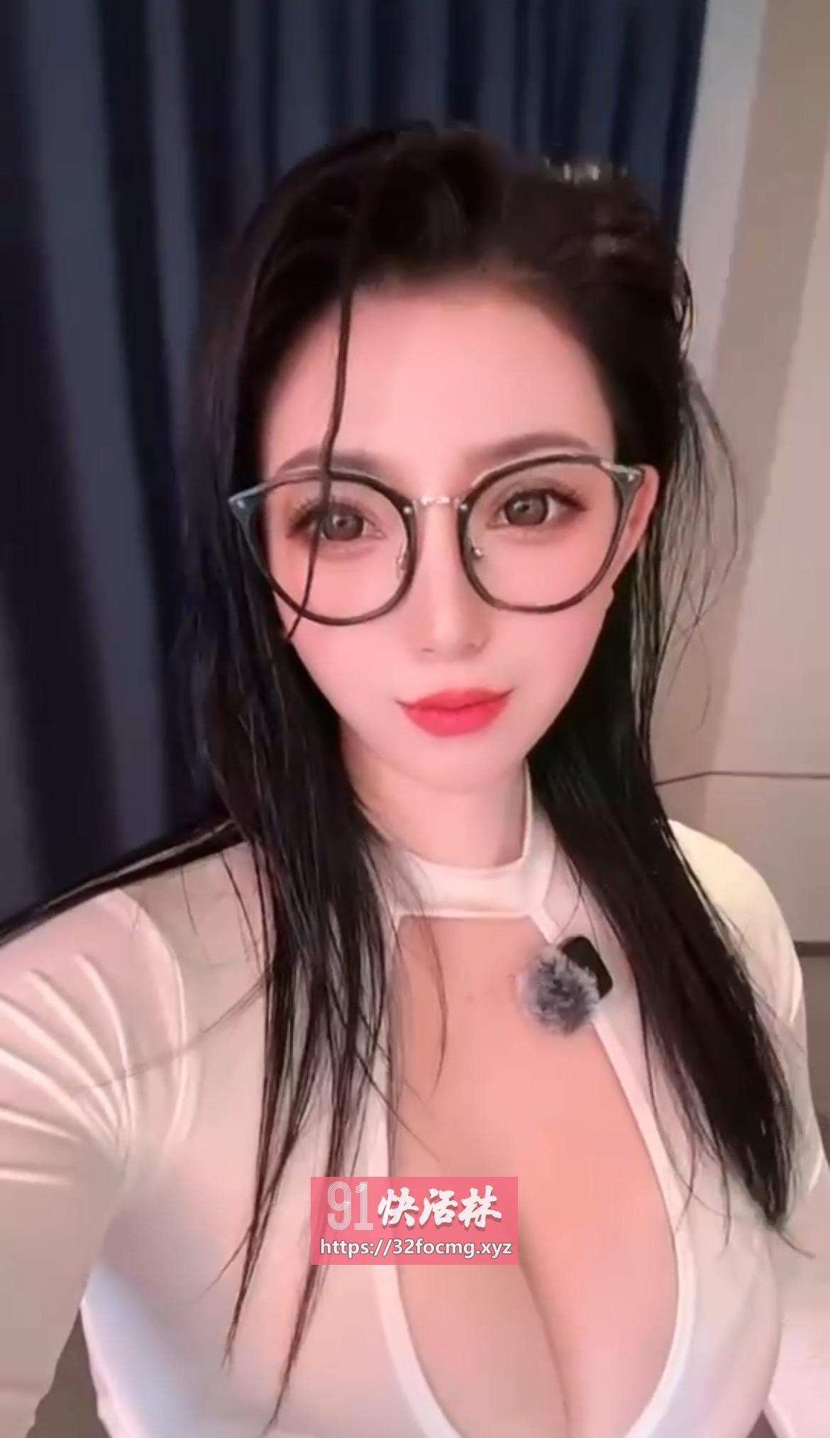 泻火三通眼镜少妇