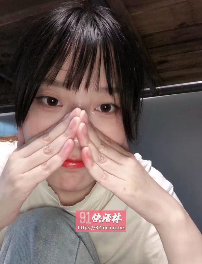 天然大胸，皮肤白嫩细滑，长相柔美，五官精致