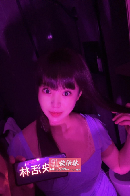 气质性感眼镜小娇妻