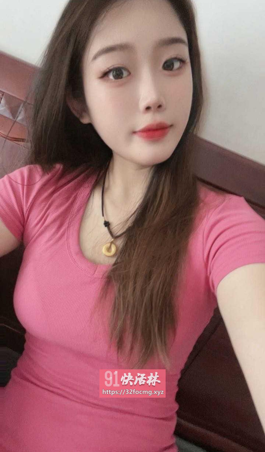 白嫩大胸长腿少女