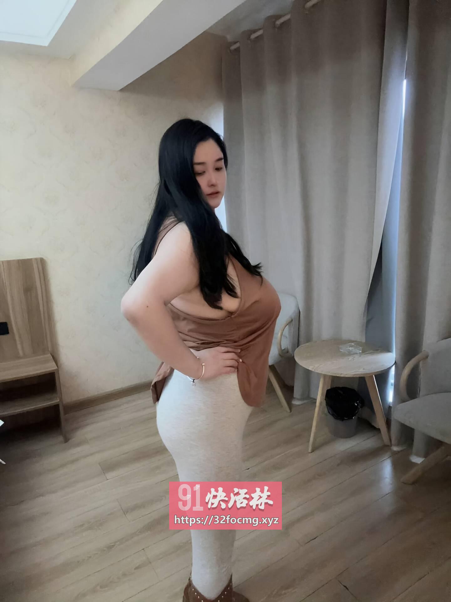 肥臀巨乳骚逼雪雪